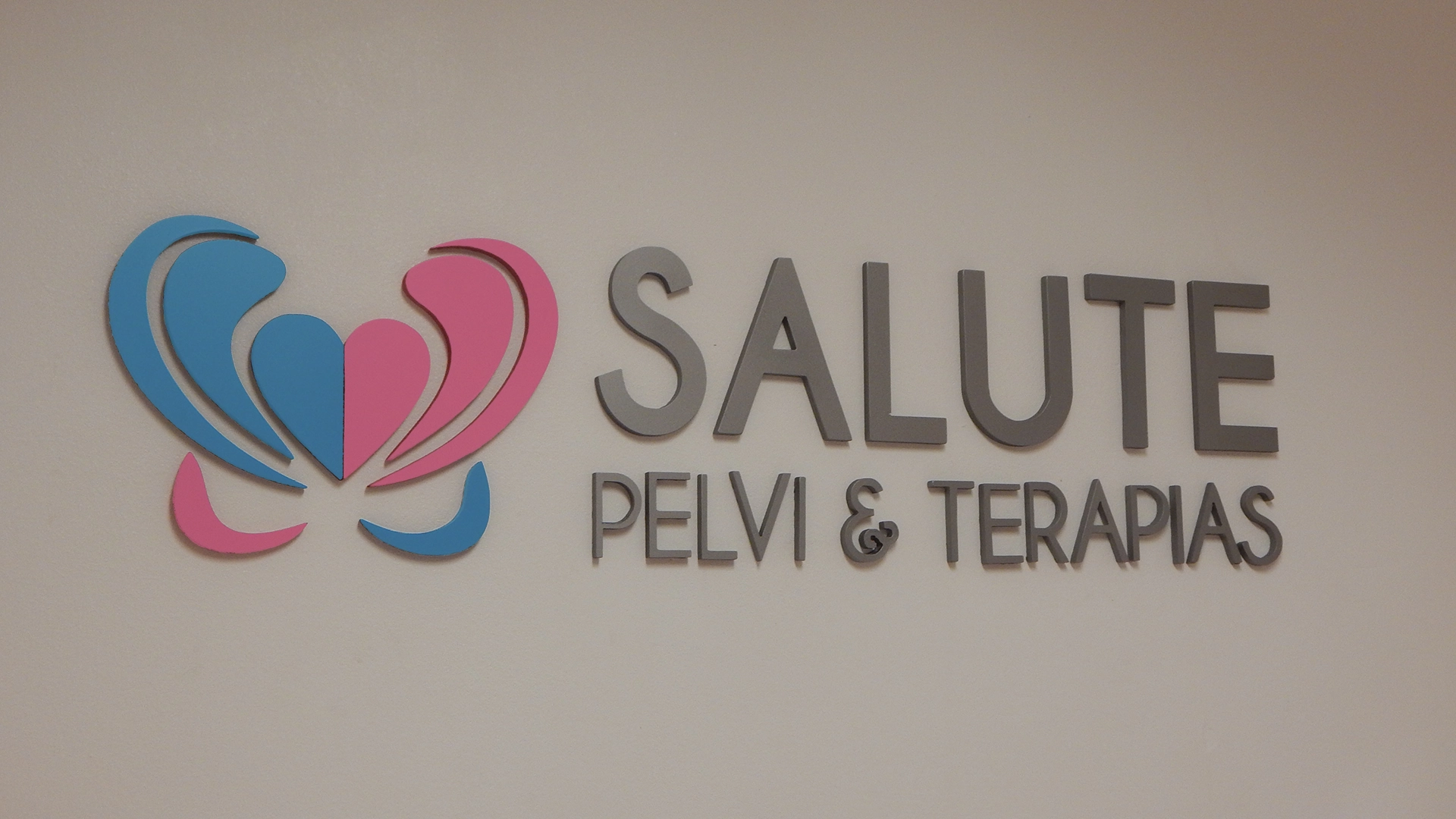 O letreiro com a logo da salute pelvi e terapias presente na entrada